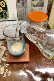 ソーダを入れて溶かして飲みます